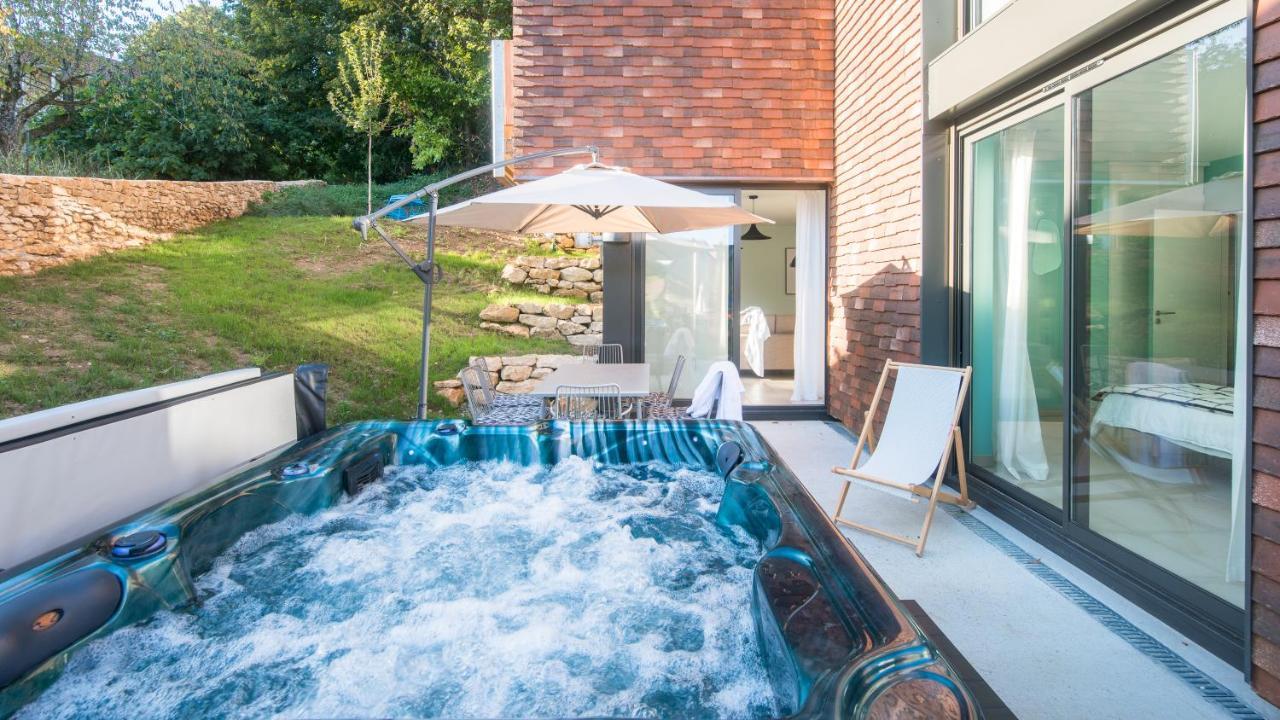 Côté Jardin avec Jacuzzi Privatif et parking privé Sarlat-la-Canéda Exterior foto